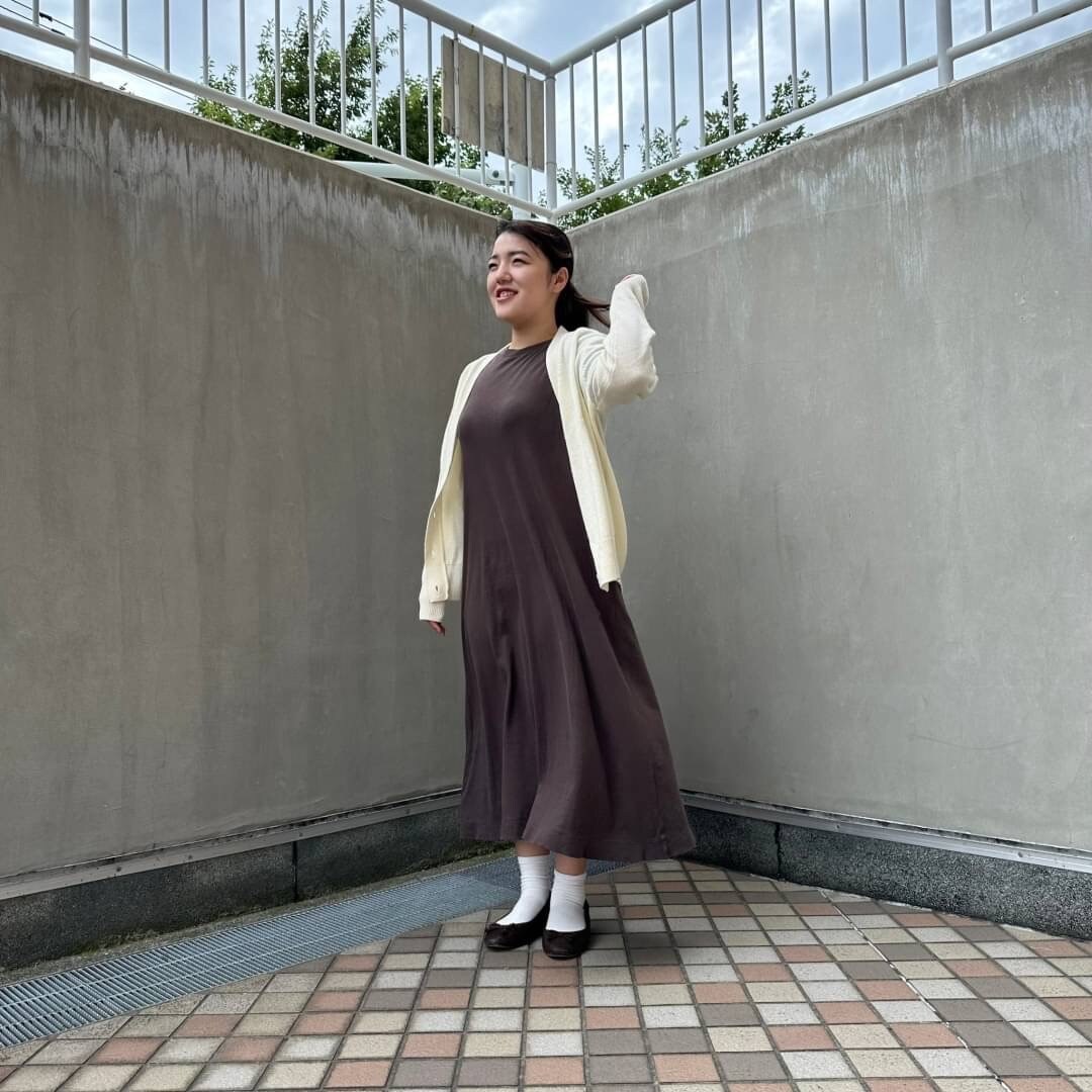 ウールVネックカーディガンを着る女性スタッフ