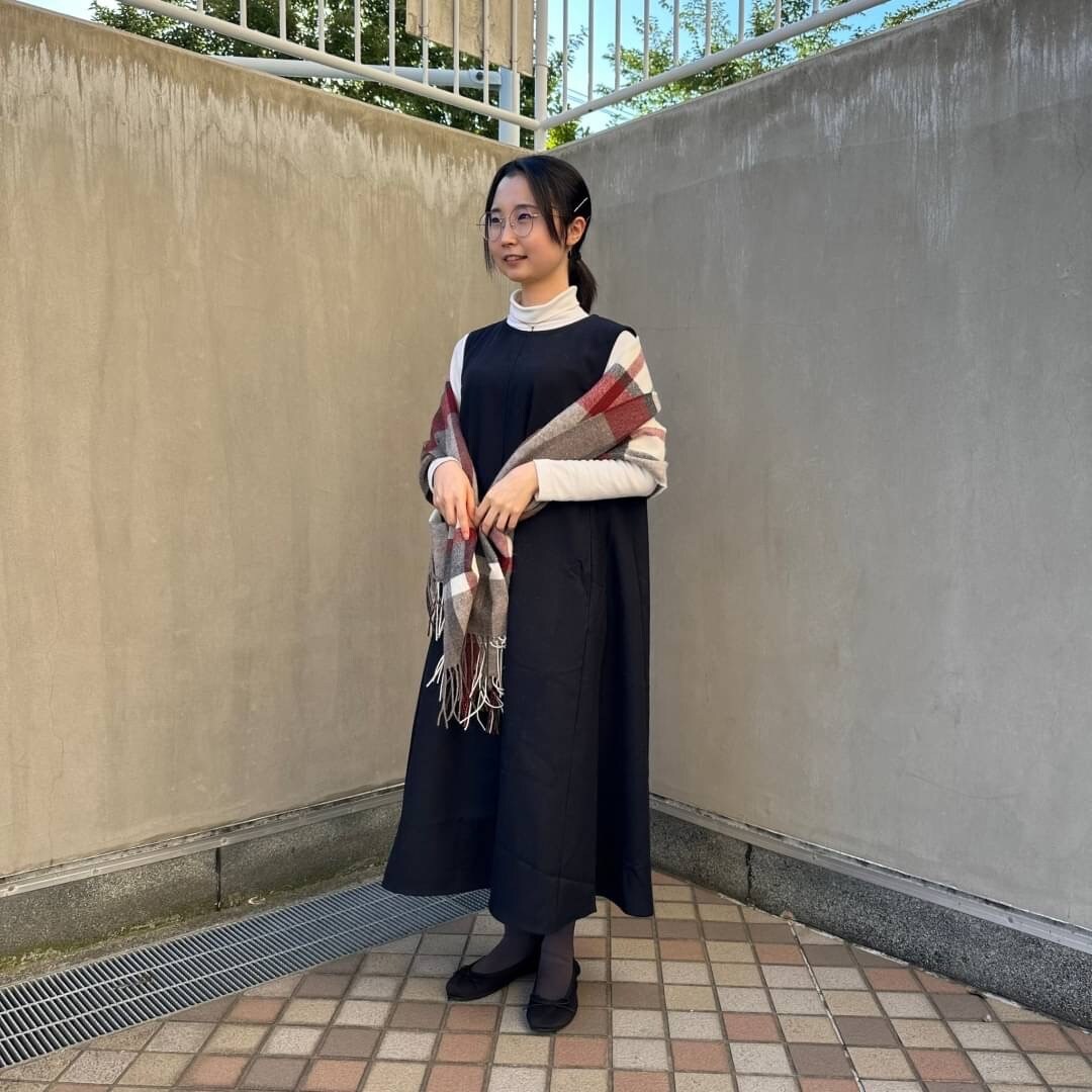 ジャンパースカートを着る女性スタッフ