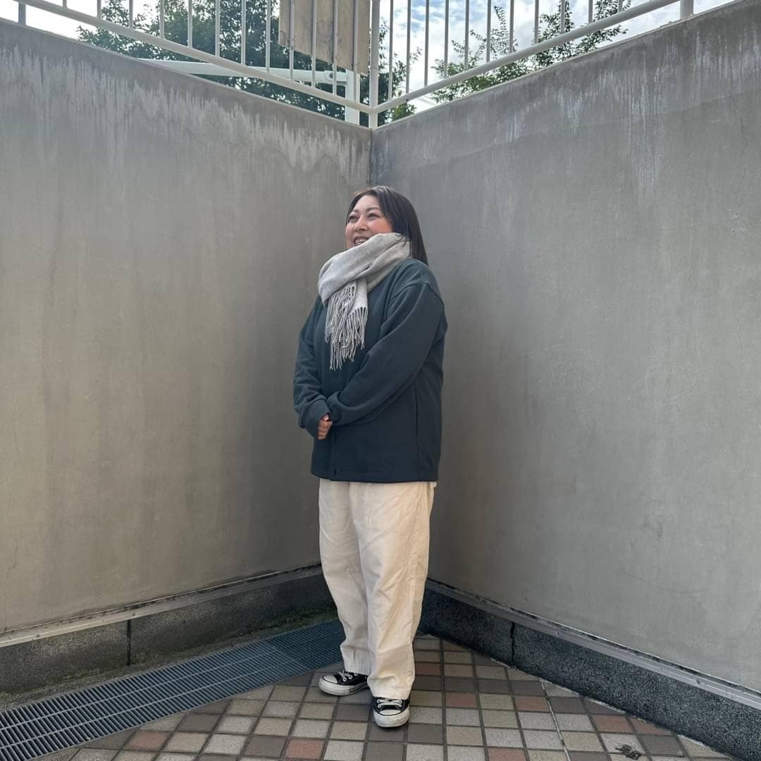 大判ストールを身に着けている女性スタッフ