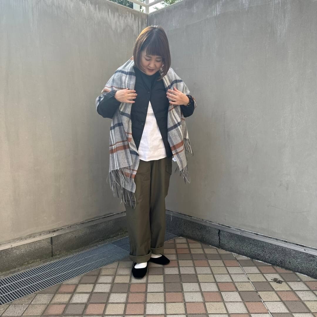大判ストールを身に着けている女性スタッフ
