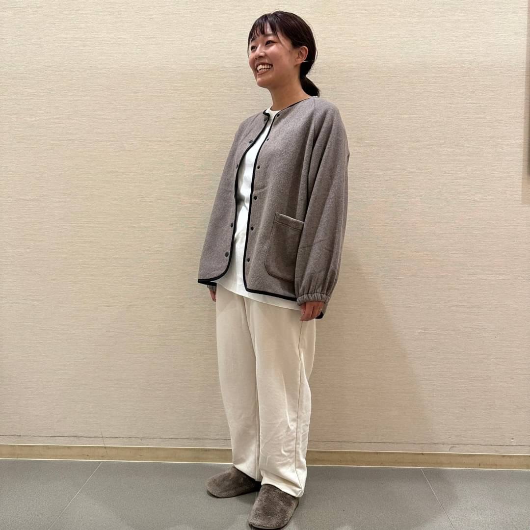 フリースカーディガンを着る女性スタッフ