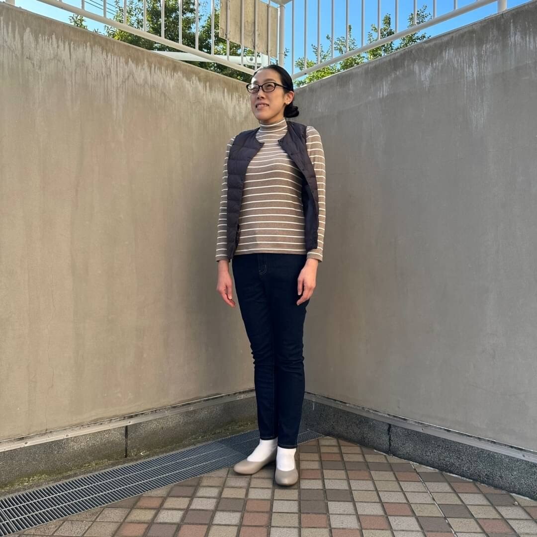 フライスタートルネックを着た女性スタッフ