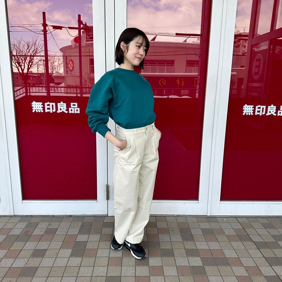 スウェットシャツを着た女性スタッフ