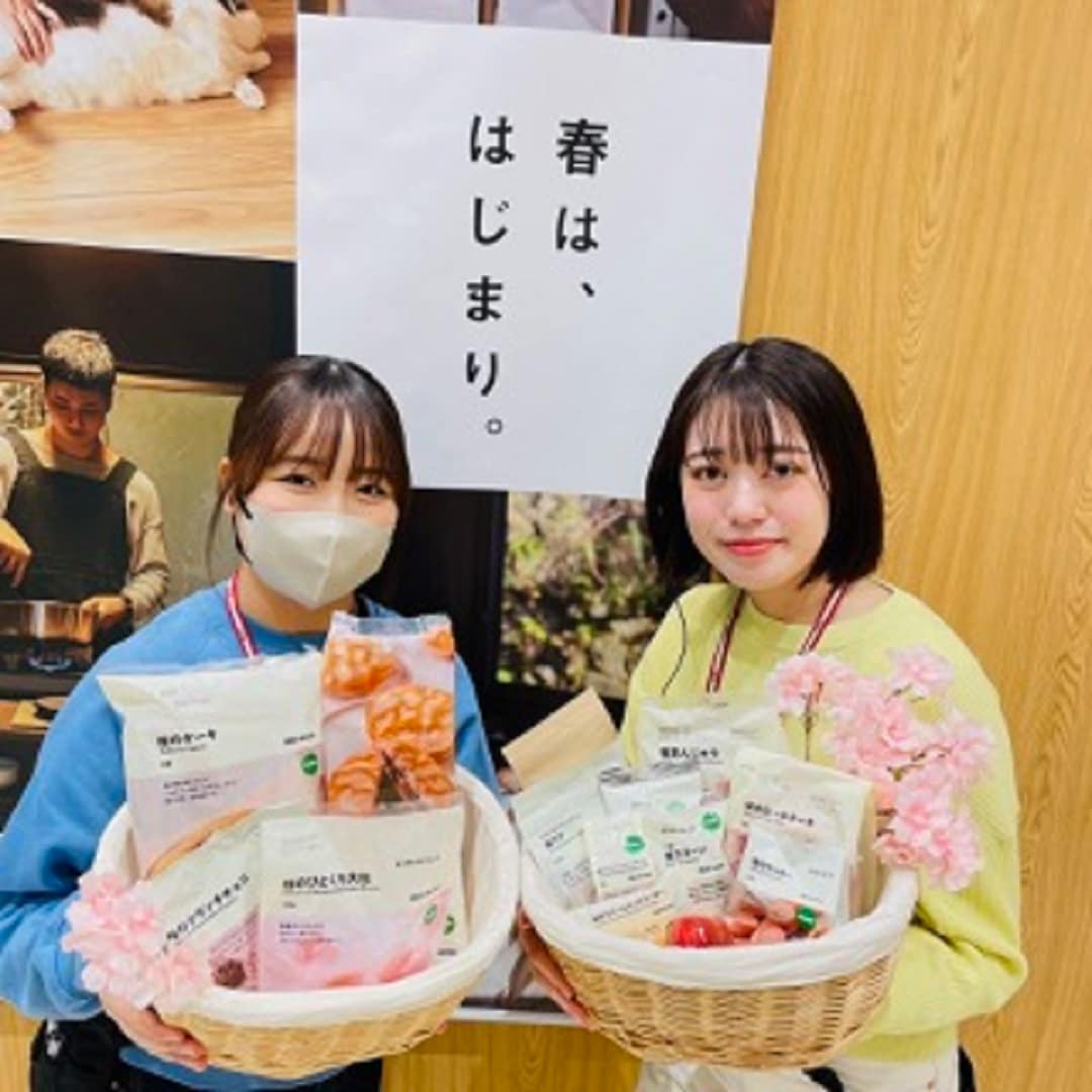 桜シリーズをカゴに入れて持っている女性スタッフ二名
