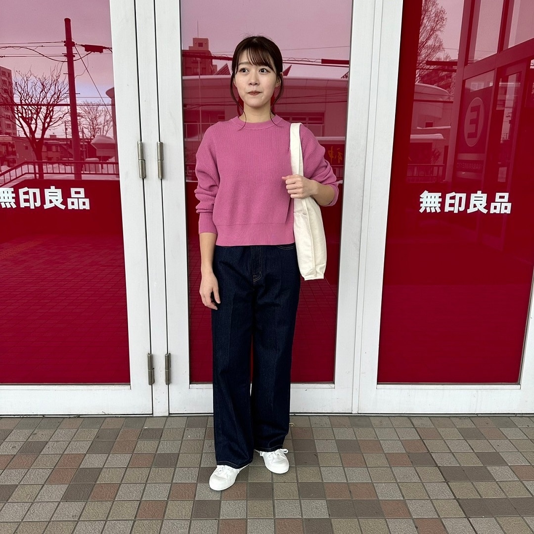 クルーネックセーターを着た女性スタッフ
