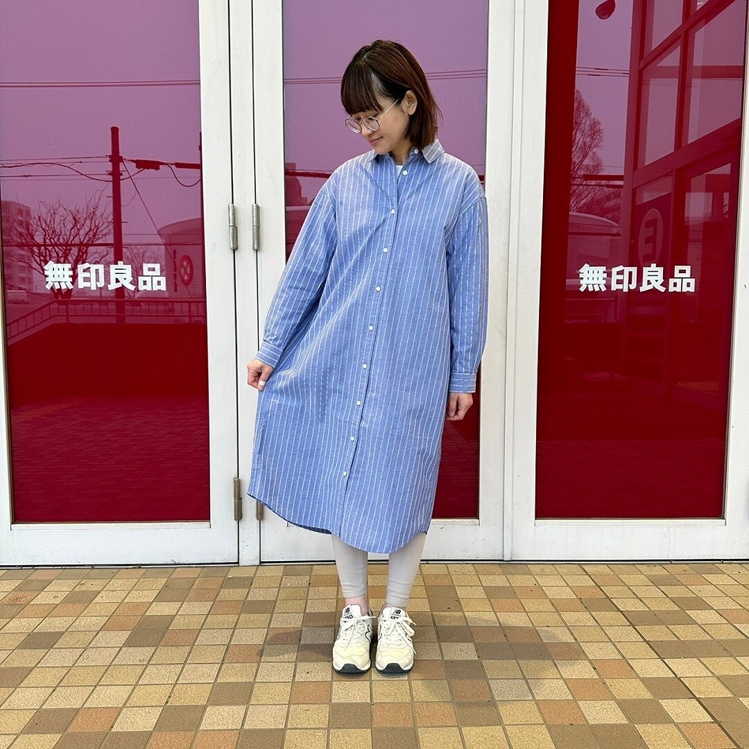 レギュラーカラーワンピースを着た女性スタッフ