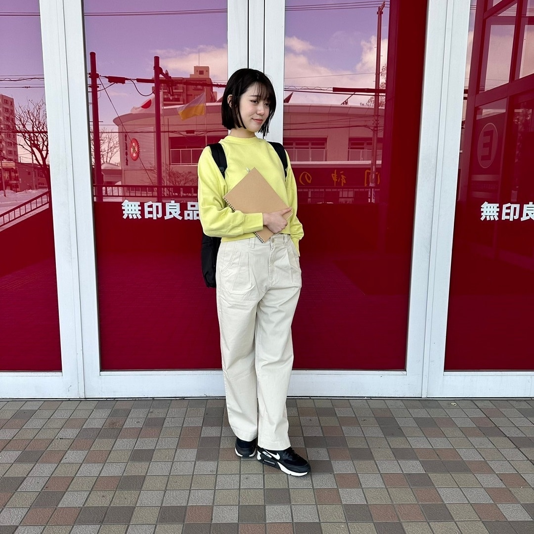 スウェットシャツを着た女性スタッフ