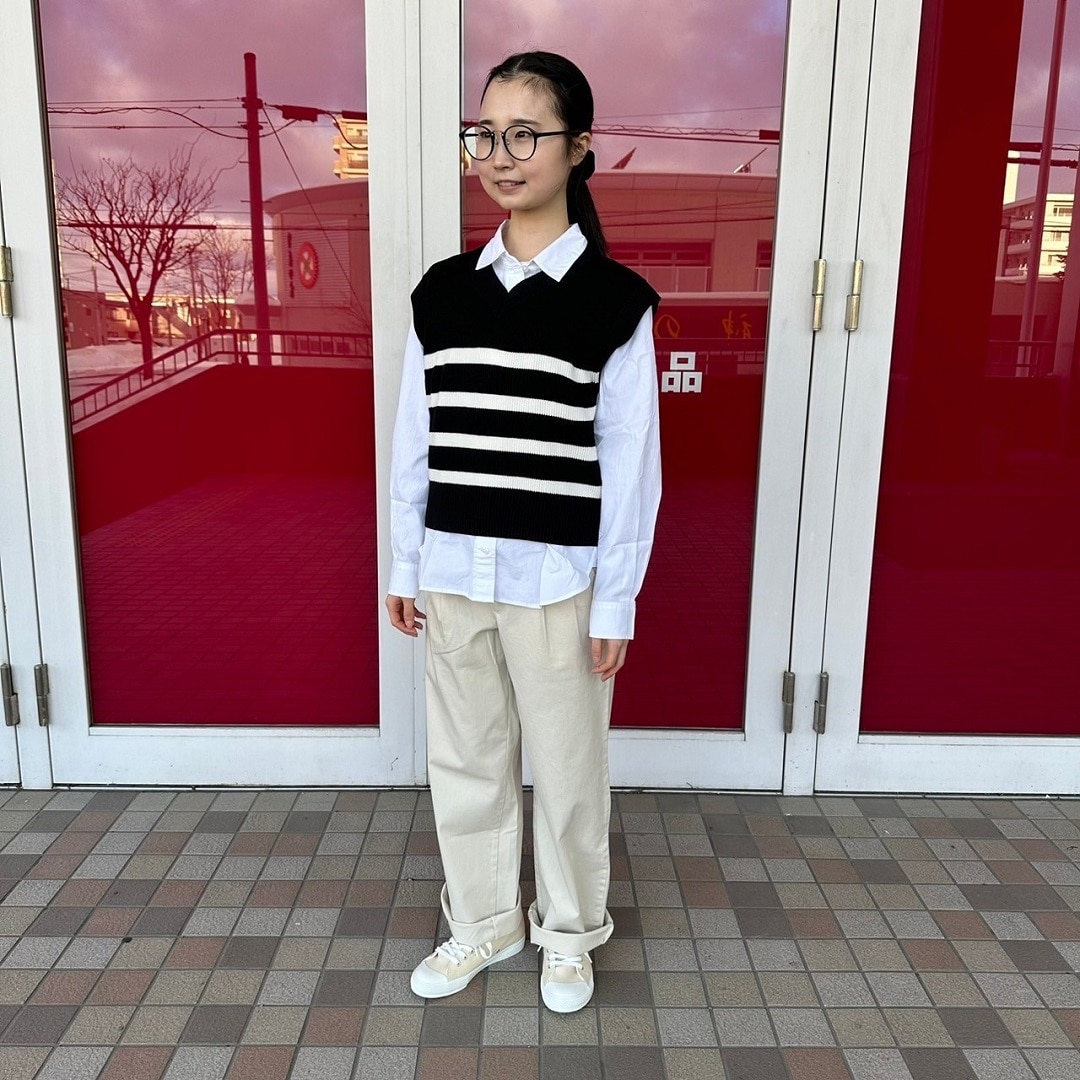 Vネックベストを着た女性スタッフ