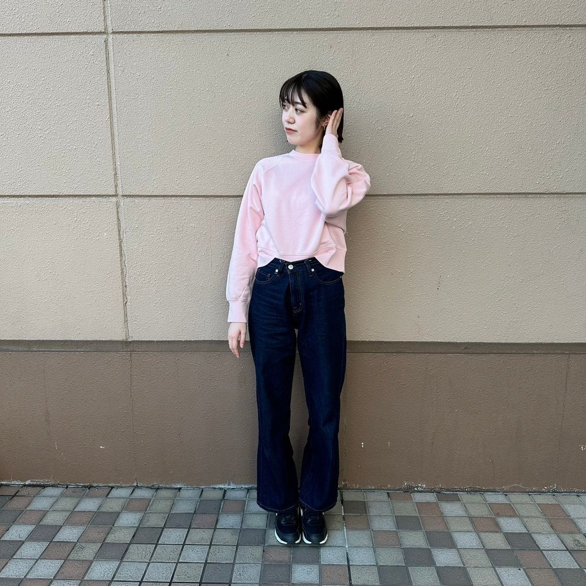 スウェットシャツを着た女性スタッフ