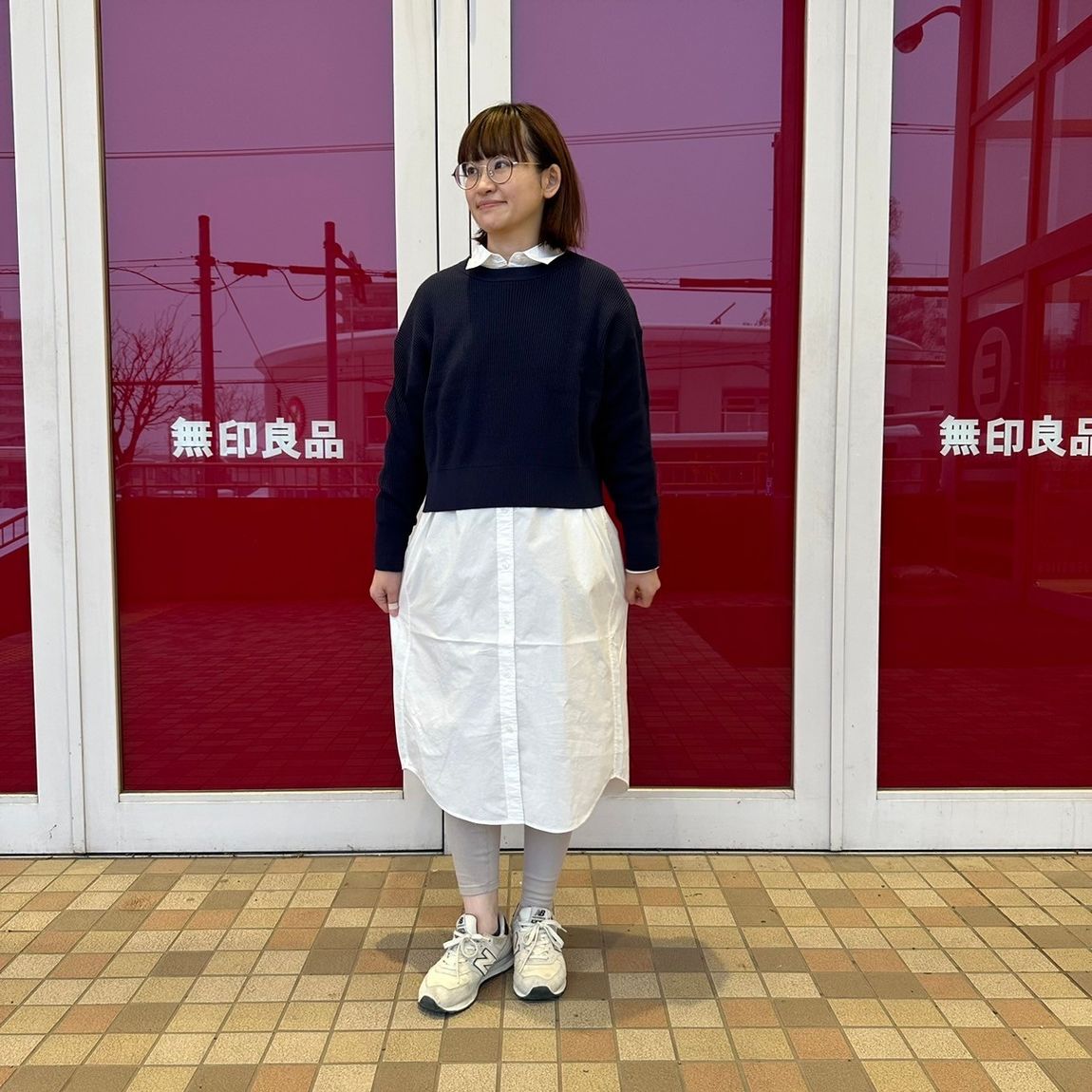 レギュラーカラーワンピースを着た女性スタッフ