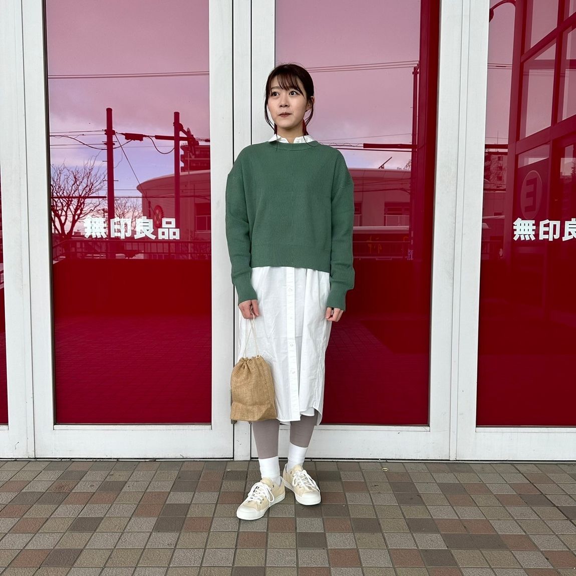 クルーネックセーターを着た女性スタッフ