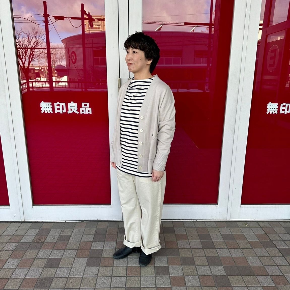 Vネックカーディガンを着た女性スタッフ