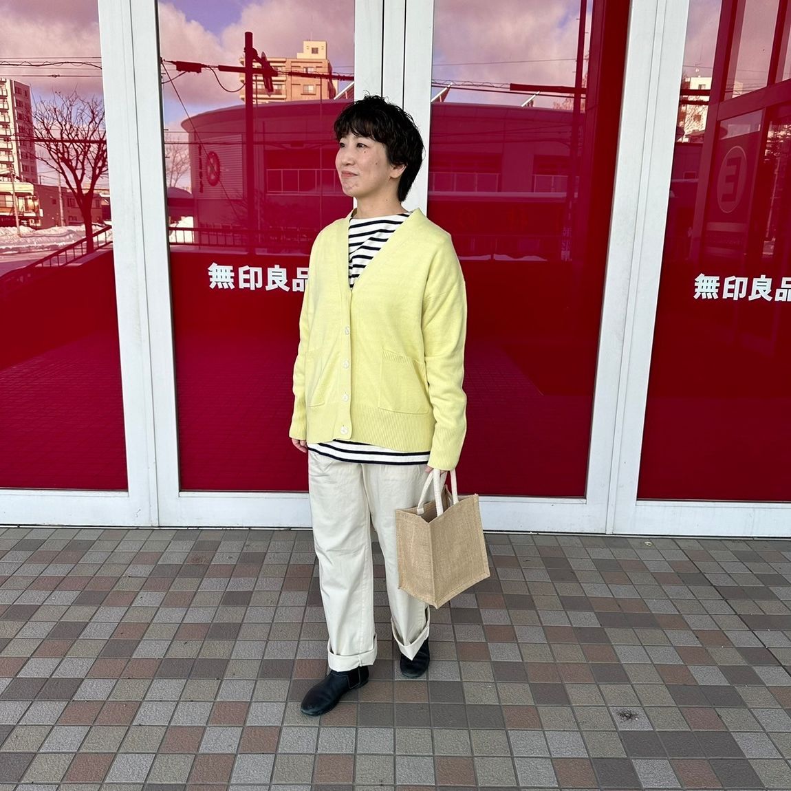Vネックカーディガンを着た女性スタッフ