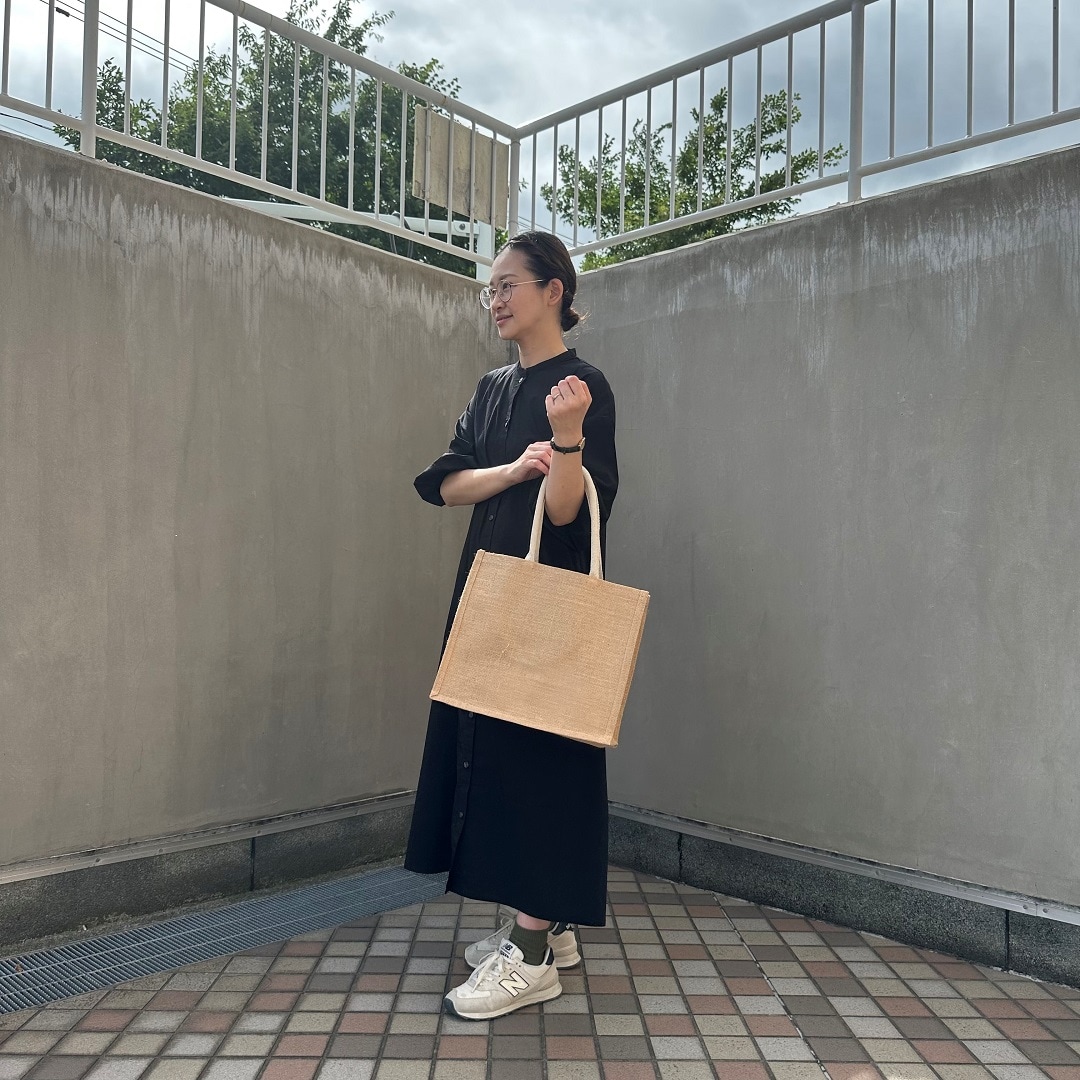 婦人服を着るスタッフ