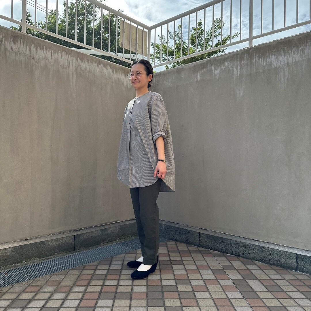 婦人服を着るスタッフ