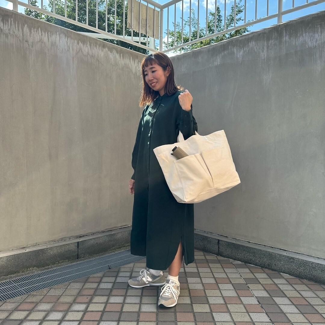 フランネルワンピースを着る女性スタッフ