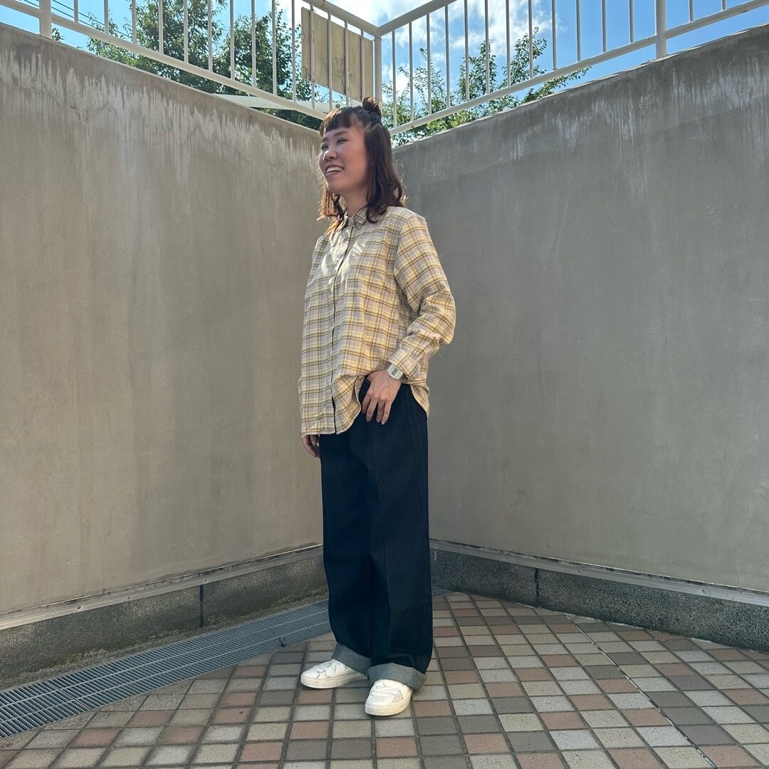 フランネル長袖シャツを着る女性スタッフ