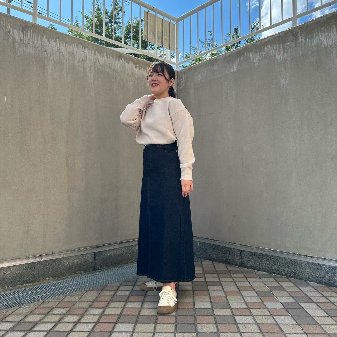 二重編みスウェットシャツを着る女性スタッフ