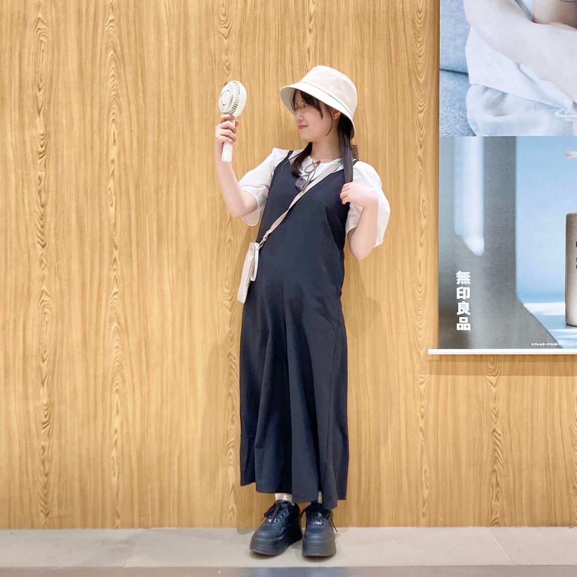 サロペットを着た女性スタッフ