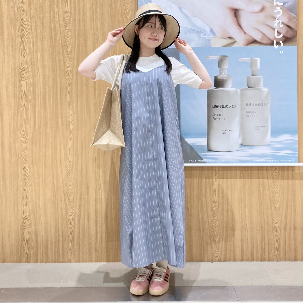 ブロードワンピースを着た女性スタッフ