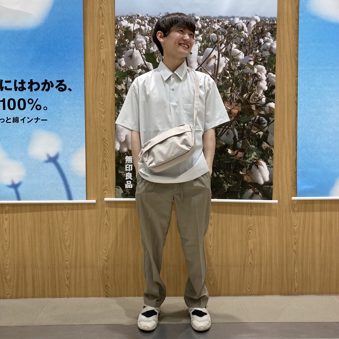 ポロシャツを着た男性スタッフの写真