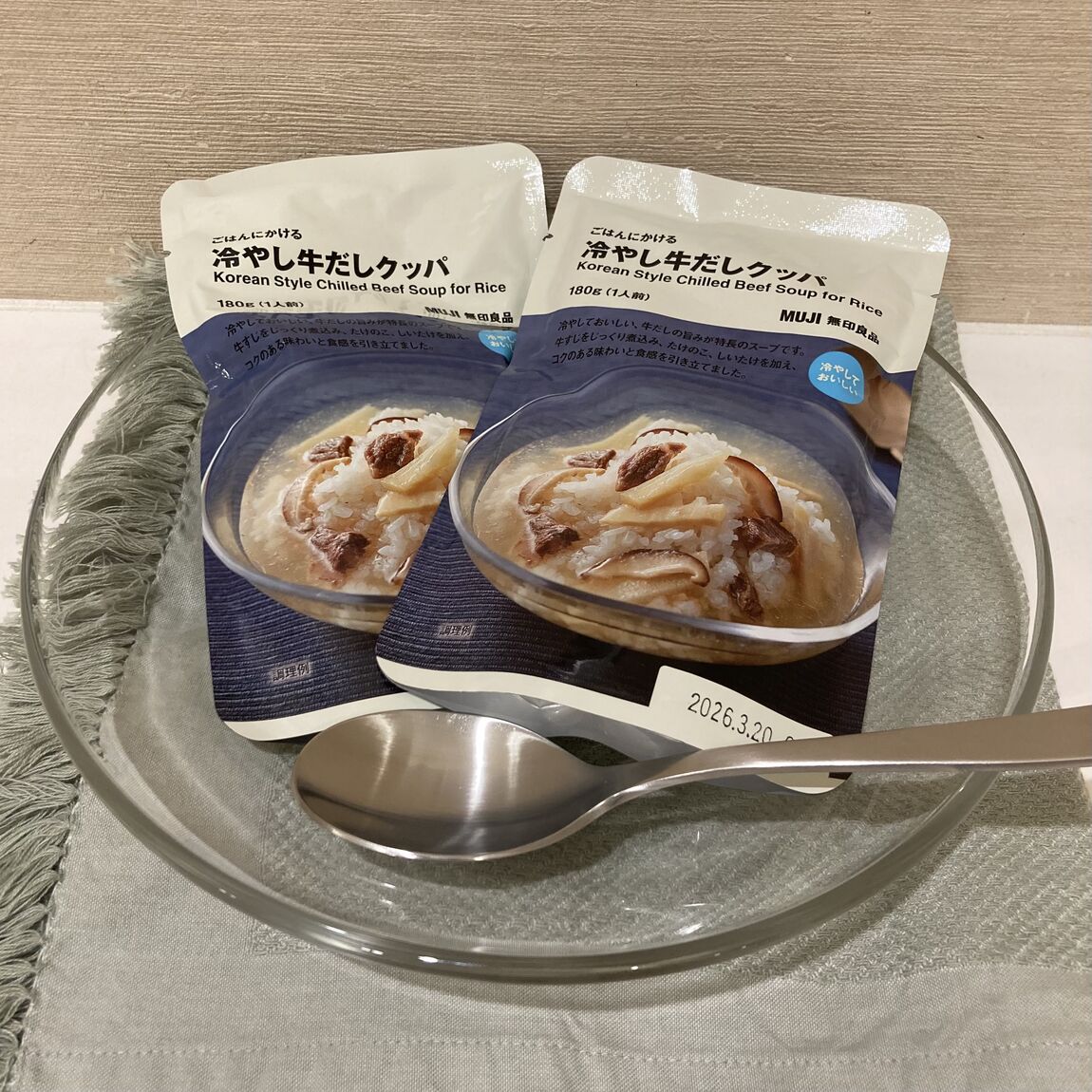 ガラスのお皿に乗った冷やし牛だしクッパ