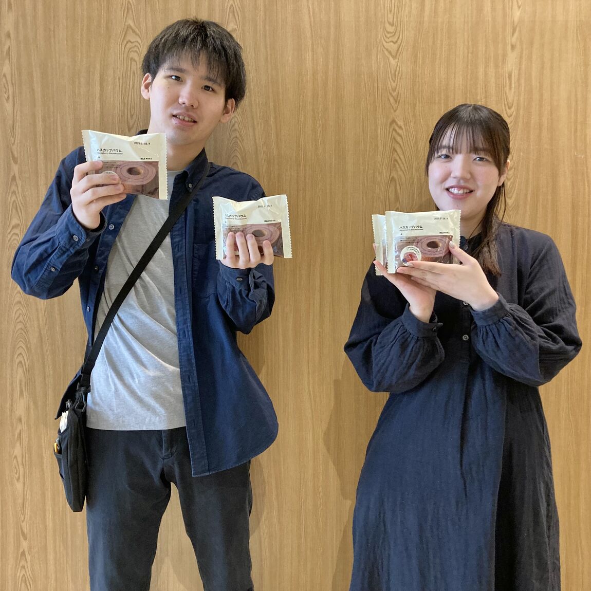 ハスカップバウムを持ったスタッフが並んでいる