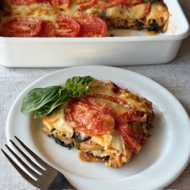 「ミートグラタンの素」でつくるトマトとほうれん草のラザニア風