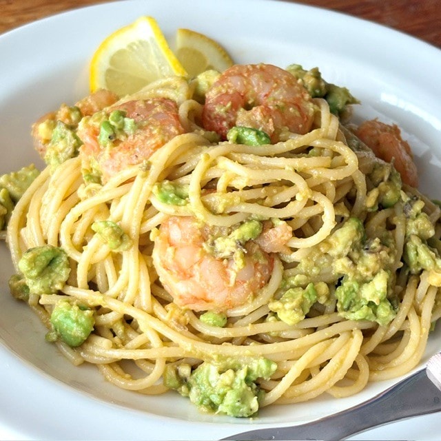 あえるだけのパスタソースでつくる海老とアボカドのクリーミースパゲティ