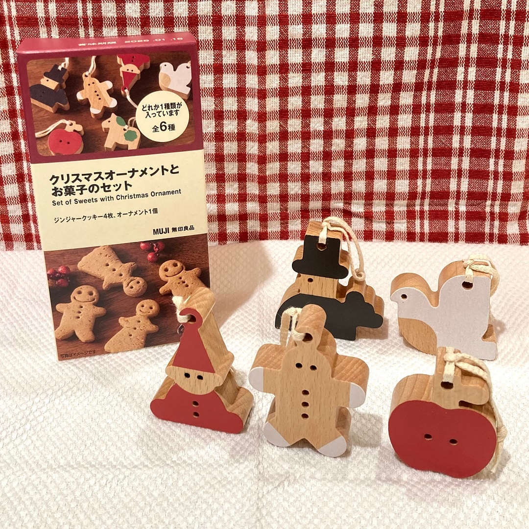 クリスマスオーナメントとお菓子のセットの写真