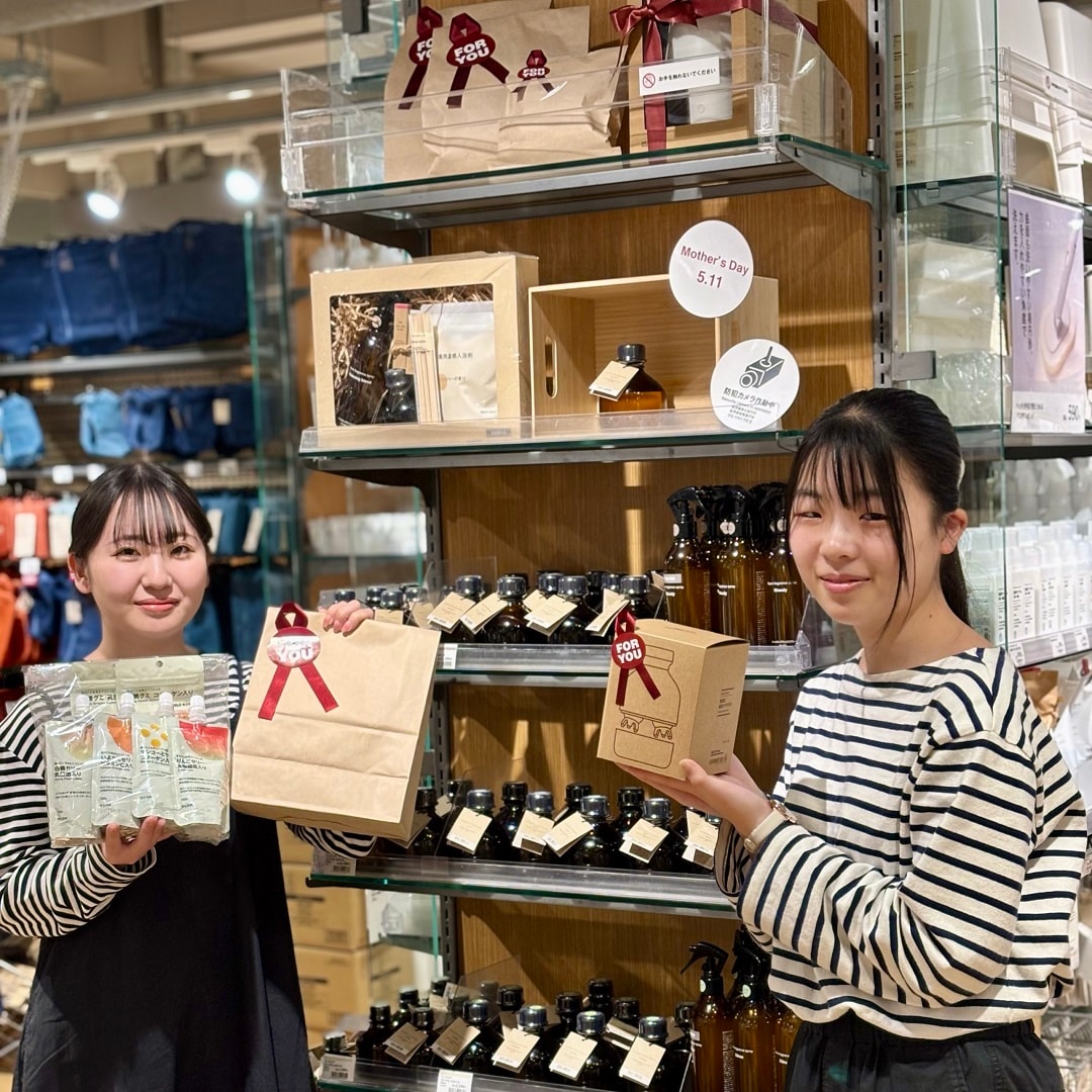 母の日のおすすめ商品を持っている写真