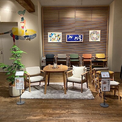 【キャナルシティ博多】高さが変えられる木製テーブル