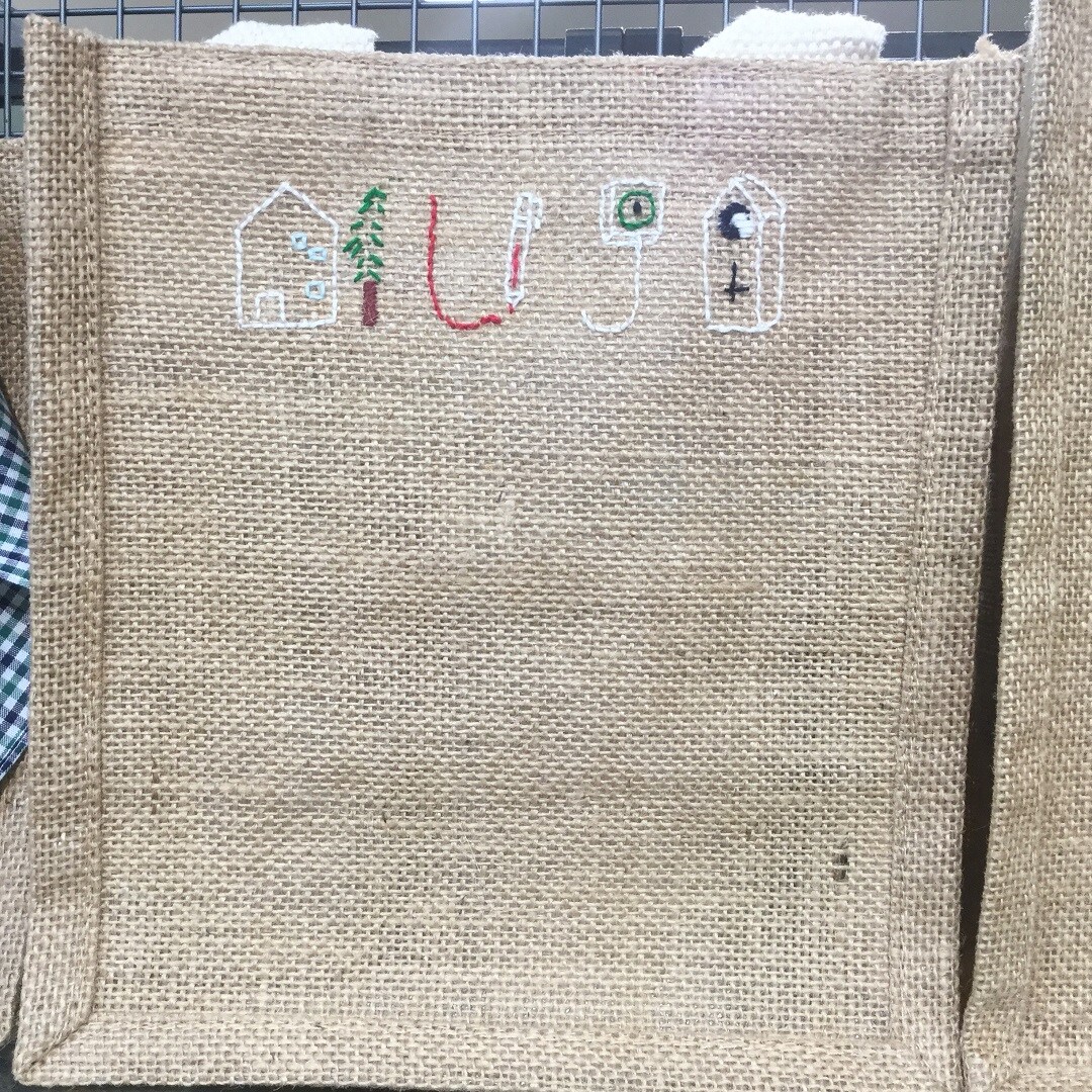 【泉北パンジョ】図案の文字でMUJIと刺繍されているジュートマイバッグ
