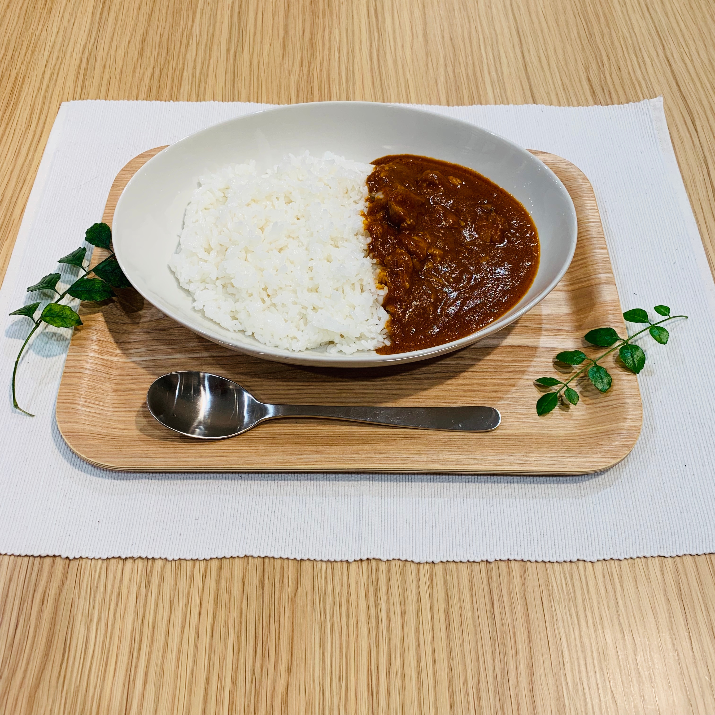 キービジュアル画像：リニューアルしたバターチキンカレー｜スタッフのおすすめ