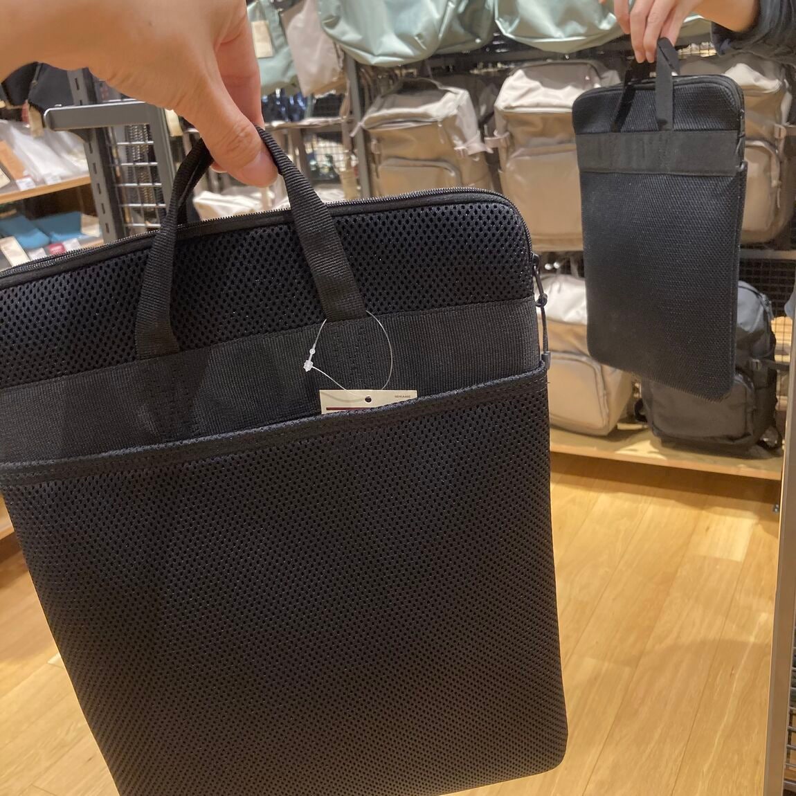 【イオンモール鈴鹿】ポリエステル　縦型クッションパソコンケース