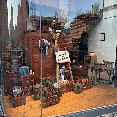 【青山】ウィンドウディスプレイが新しくなりました