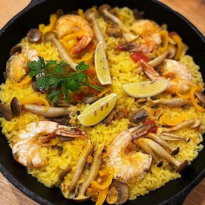 【ホテルメトロポリタン鎌倉】フライパンでつくる魚介パエリア、作ってみました。｜スタッフの食と暮らし