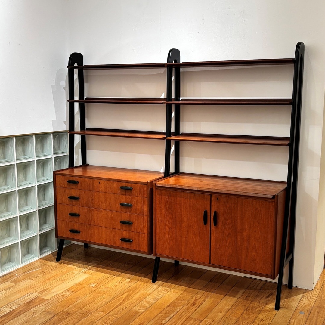 20260924_0201_Vintage Bookshelf