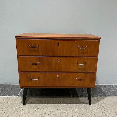 【デリエ・イデー丸の内】北欧ヴィンテージのご紹介～チャーミングな黒脚のチェスト～