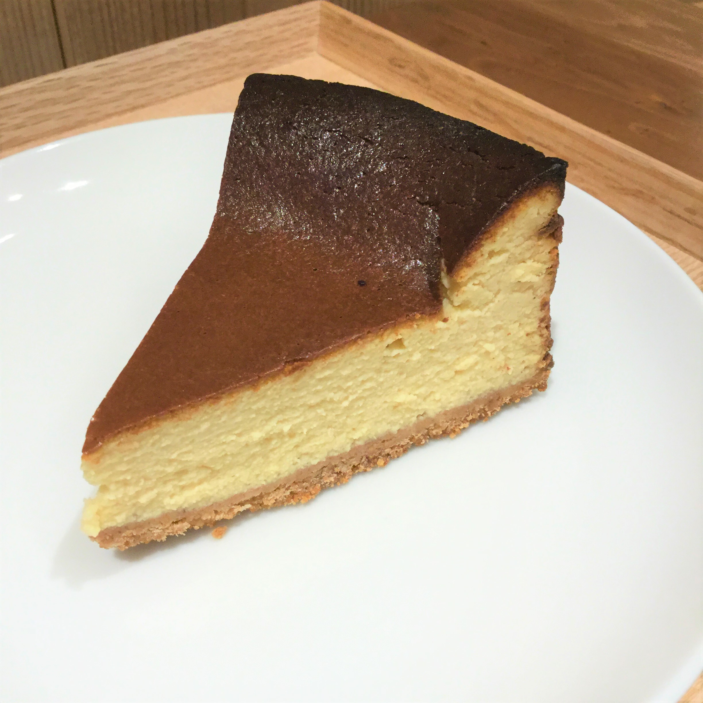 キービジュアル画像：【Café＆Meal 新百合丘オーパ】期間限定メニュー　バスクのチーズケーキ