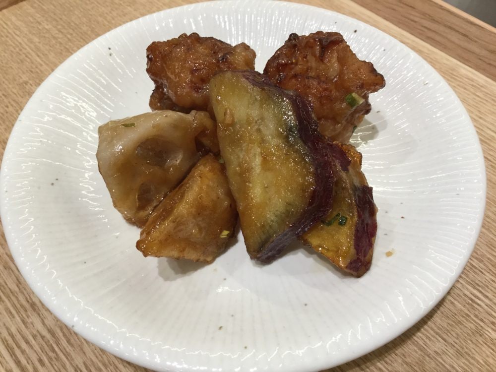 キービジュアル画像：新メニュー 純和鶏モモ肉と根菜の甘辛炒め
