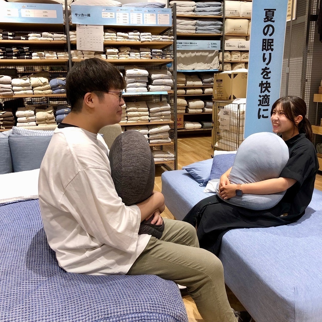 スタッフが向かい合っている