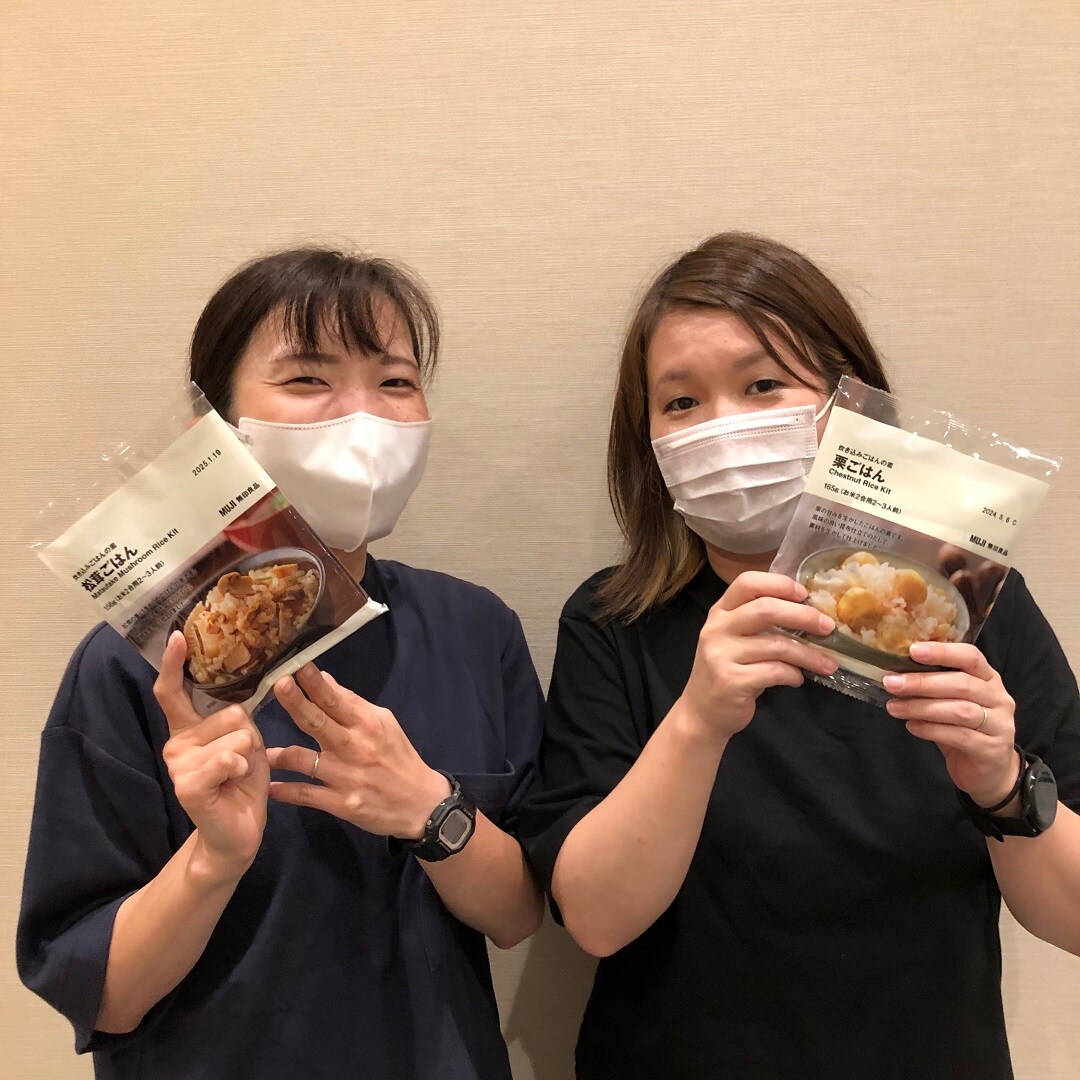 スタッフと炊き込みご飯の素の写真
