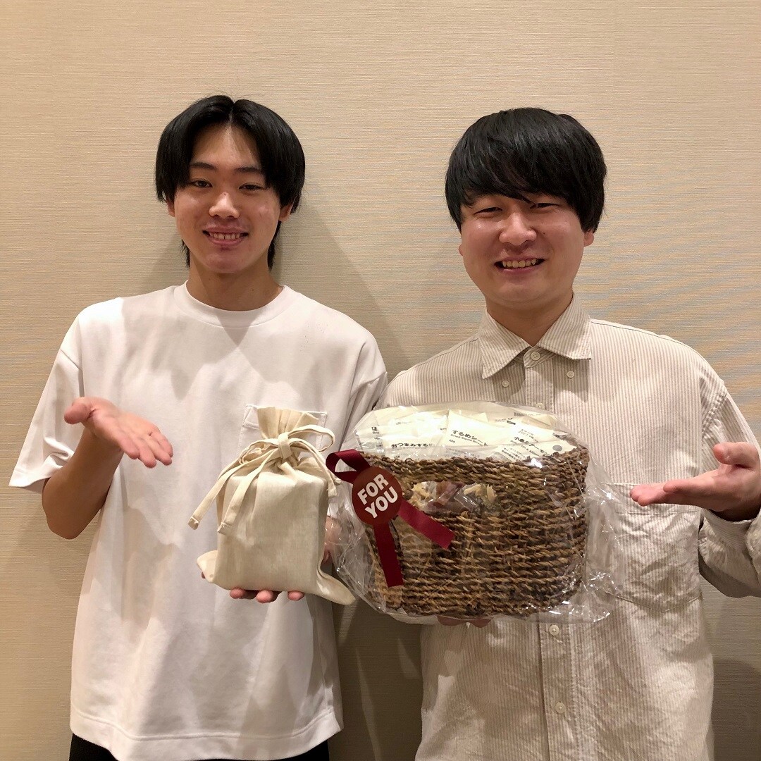 ギフト持っている写真