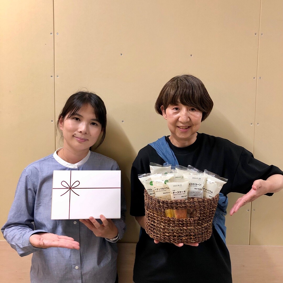 スタッフがバウムを持っている写真