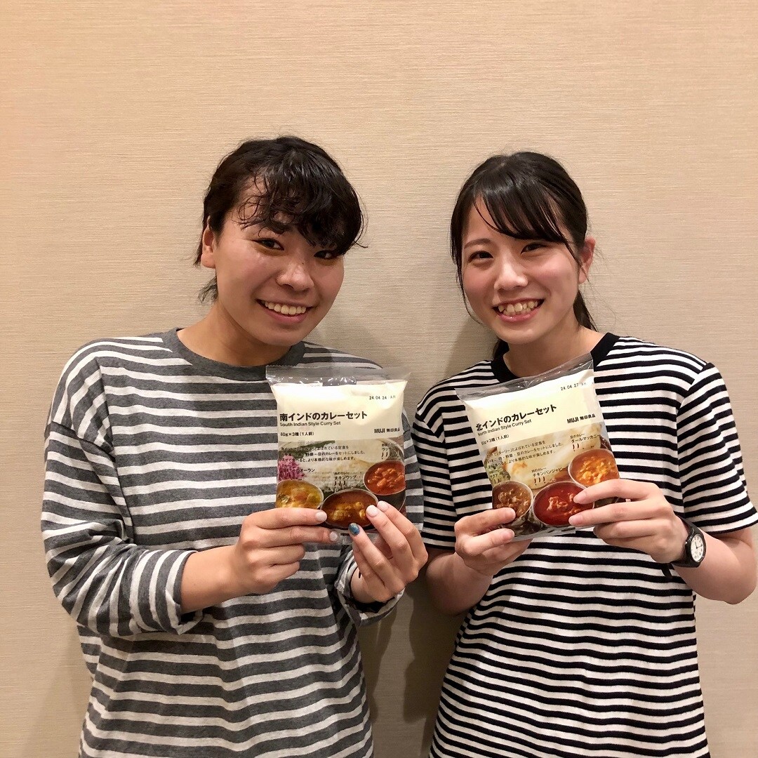 スタッフがカレーを持っている