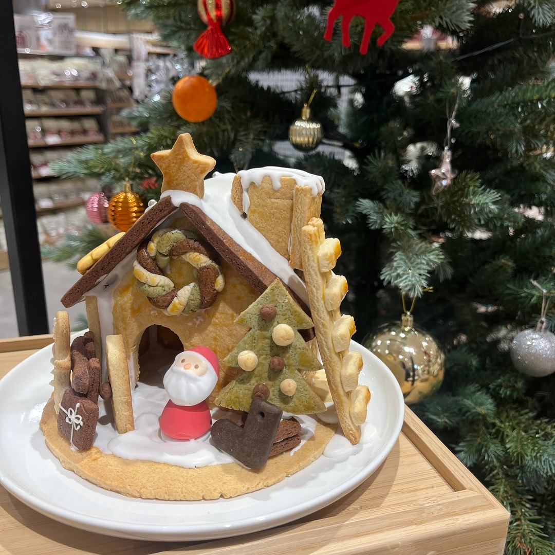 お菓子のヘクセンハウスとクリスマスツリー