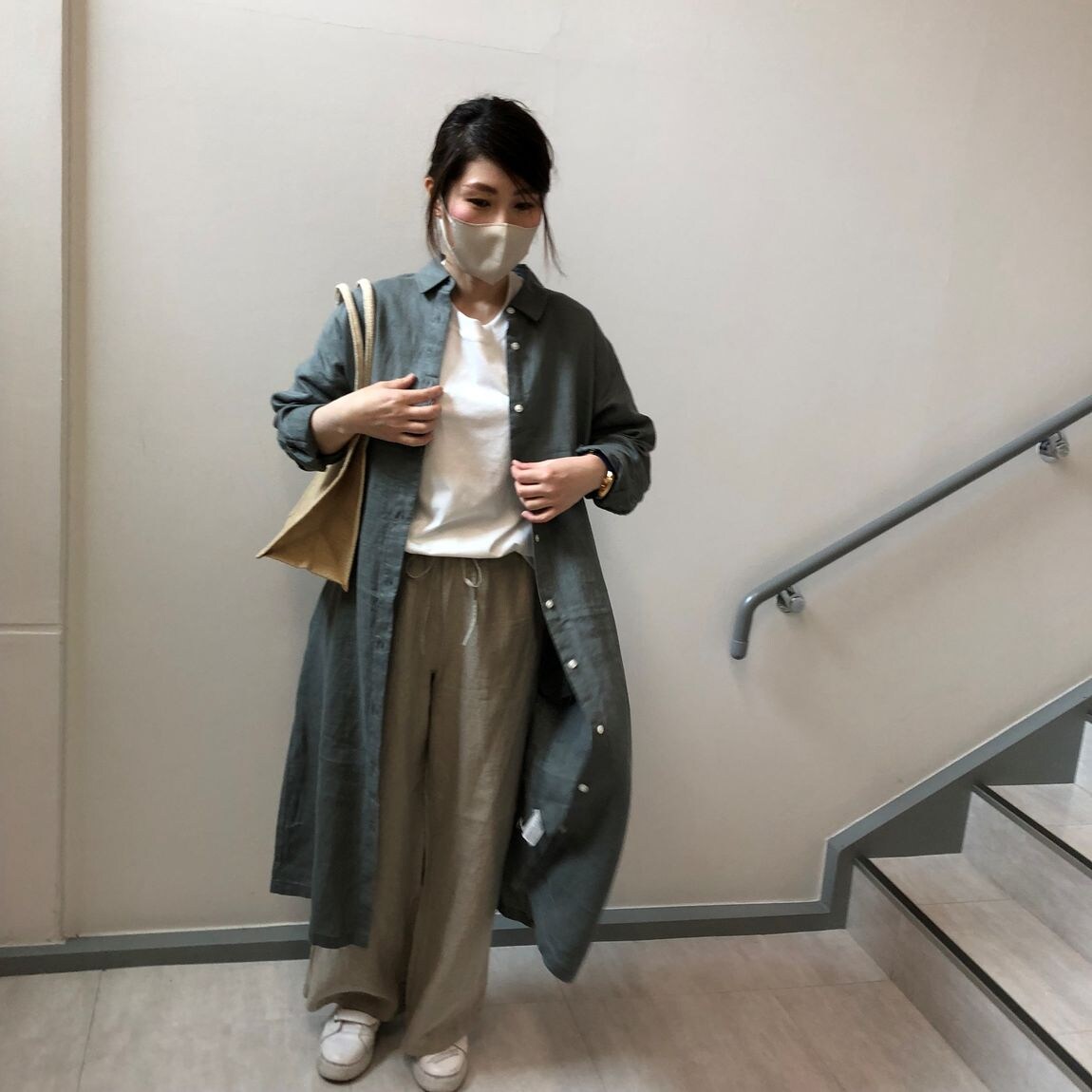 リネン着用した女性スタッフ