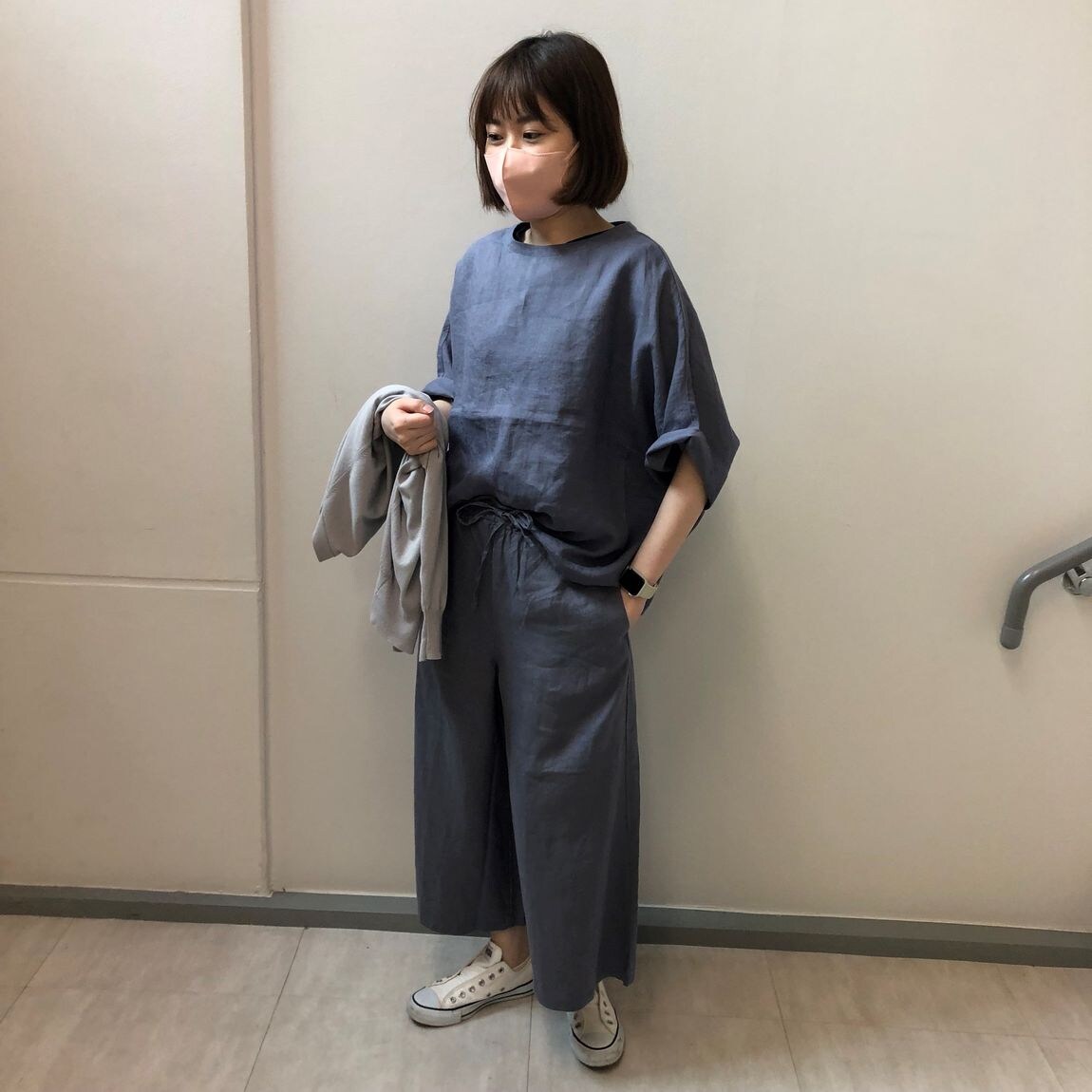 リネンセットアップ女性スタッフ