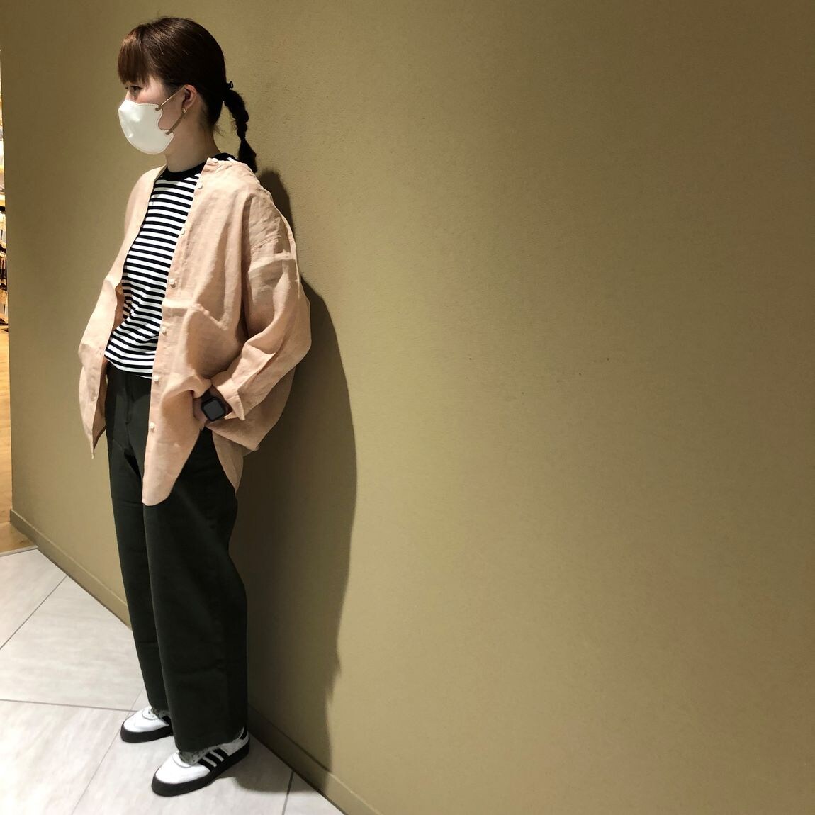 リネンTシャツを羽織るスタッフ写真
